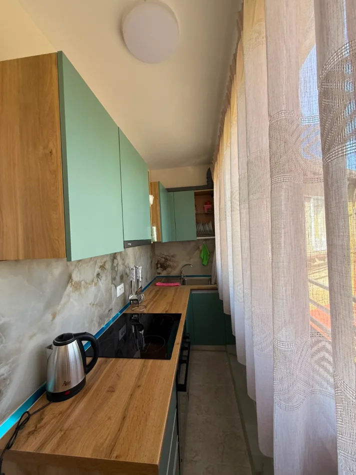 Tirane, jepet me qera apartament 2+1+Ballkon Kati 5, 90 m² 700 € (ali demi)