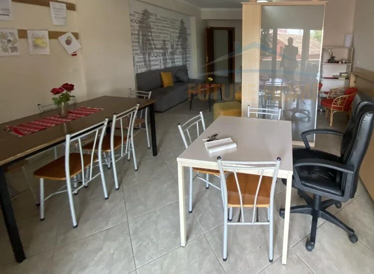 Tirane, jepet me qera ambjent biznesi Kati 2, 130 m² 1.200 € (donbosko)