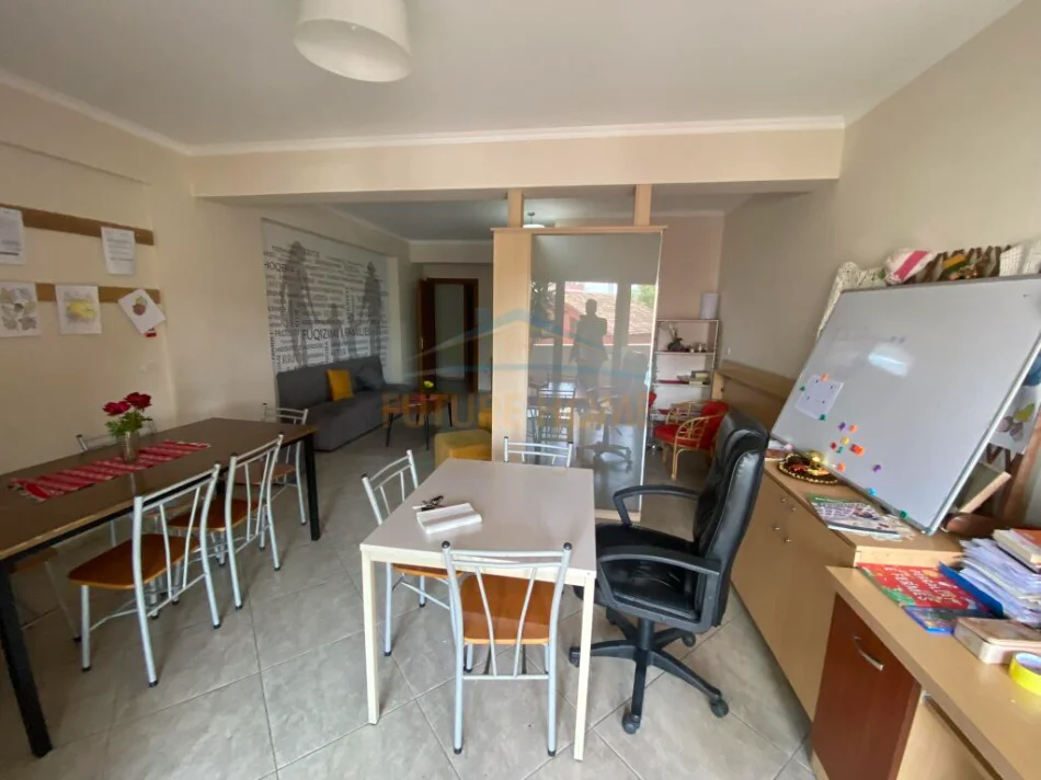 Tirane, jepet me qera ambjent biznesi Kati 2, 130 m² 1.200 € (Don Bosko)