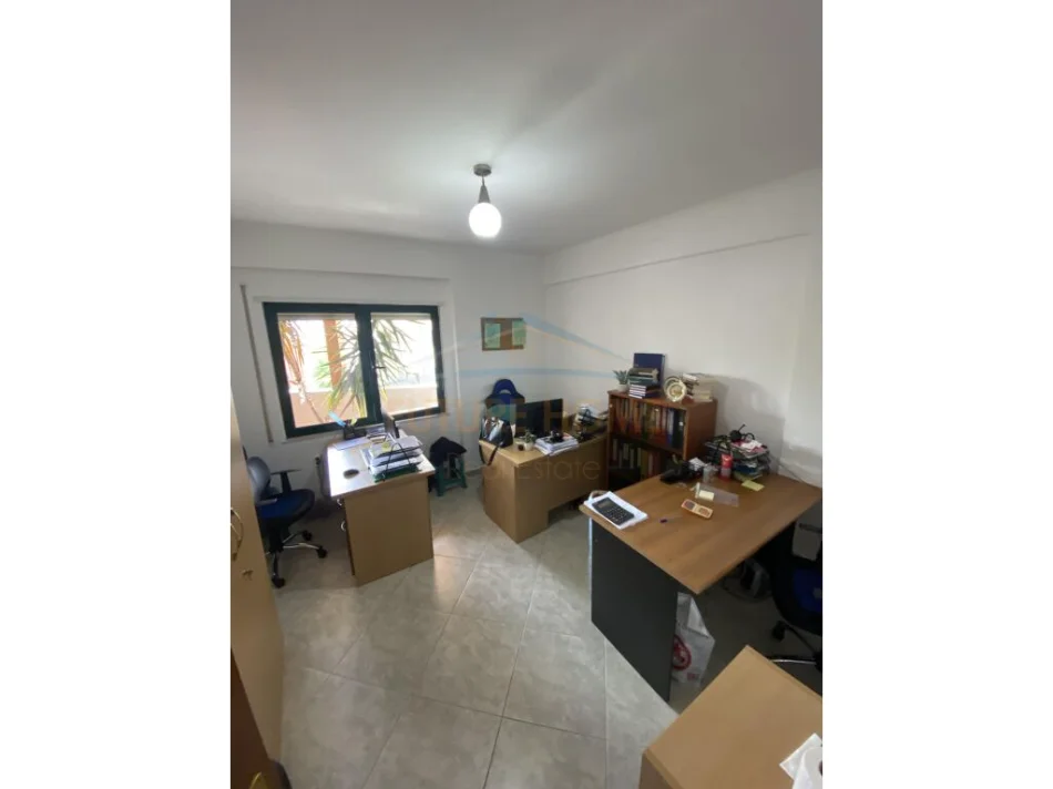 Tirane, jepet me qera ambjent biznesi Kati 2, 130 m² 1.200 € (Don Bosko)