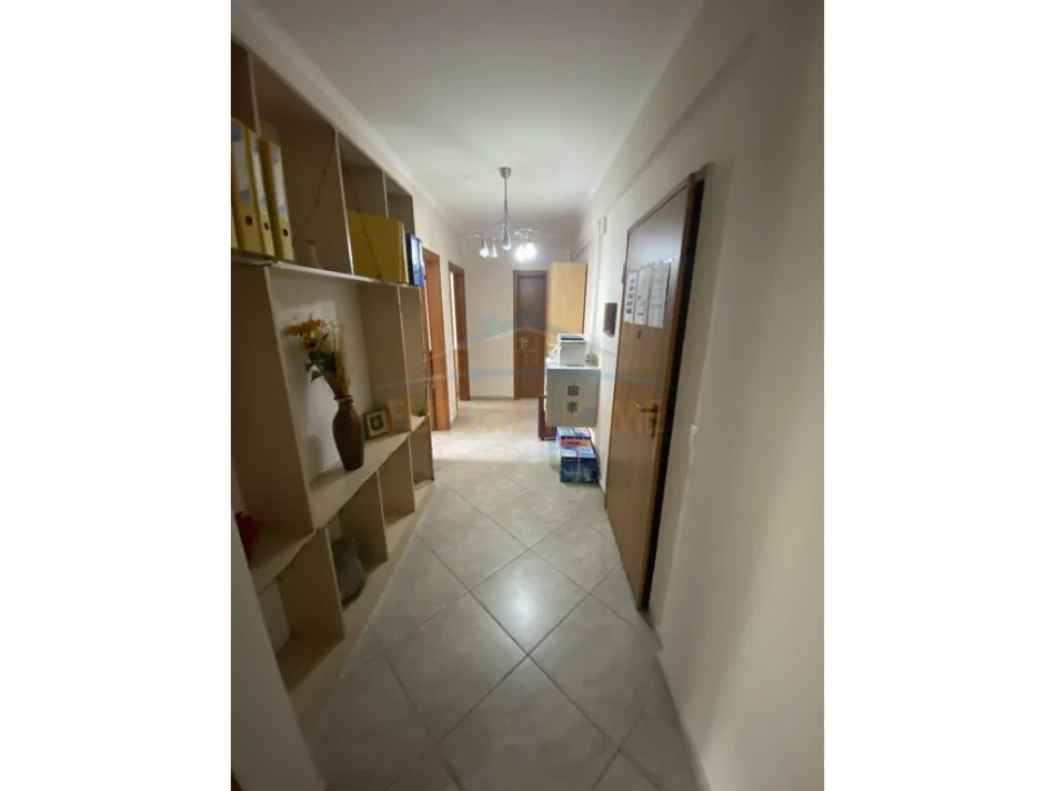 Tirane, jepet me qera ambjent biznesi Kati 2, 130 m² 1.200 € (Don Bosko)