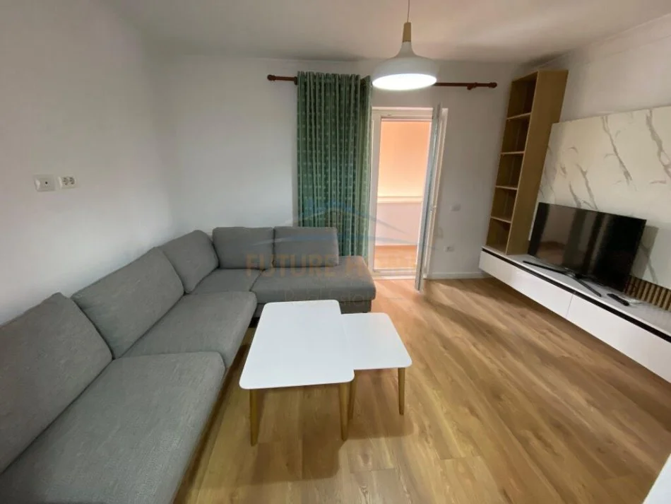 Tirane, jepet me qera apartament 3+1 Kati 2, 110 m² 1.000 € (Bulevardi Zogu I)