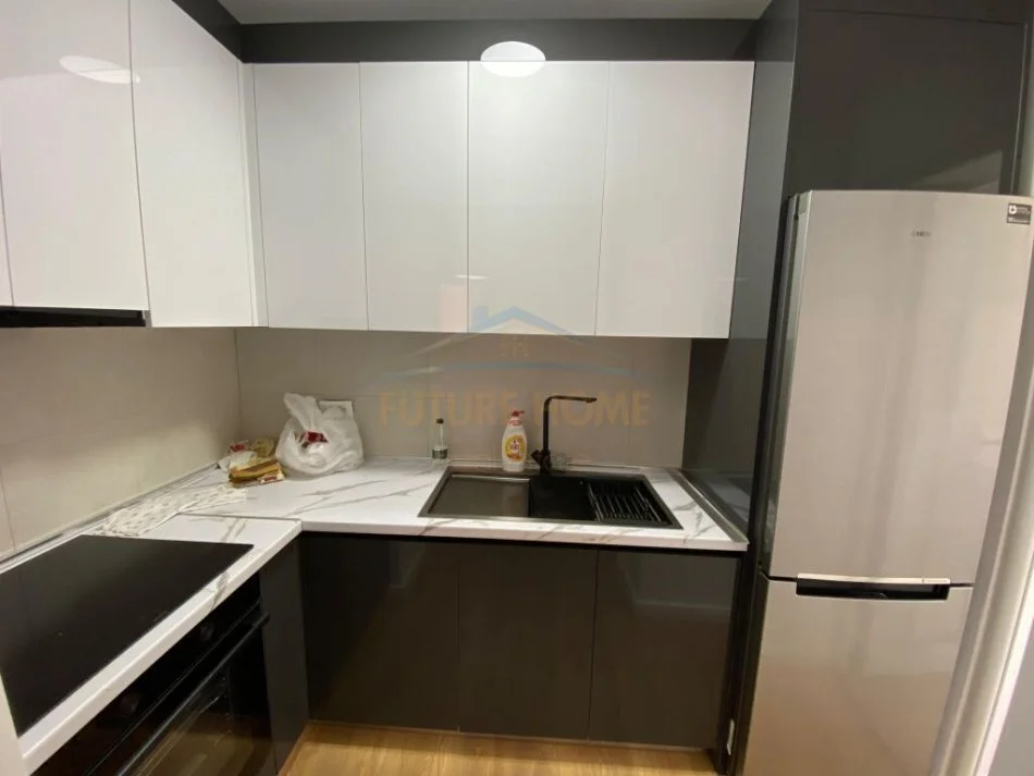 Tirane, jepet me qera apartament 3+1 Kati 2, 110 m² 1.000 € (Bulevardi Zogu I)