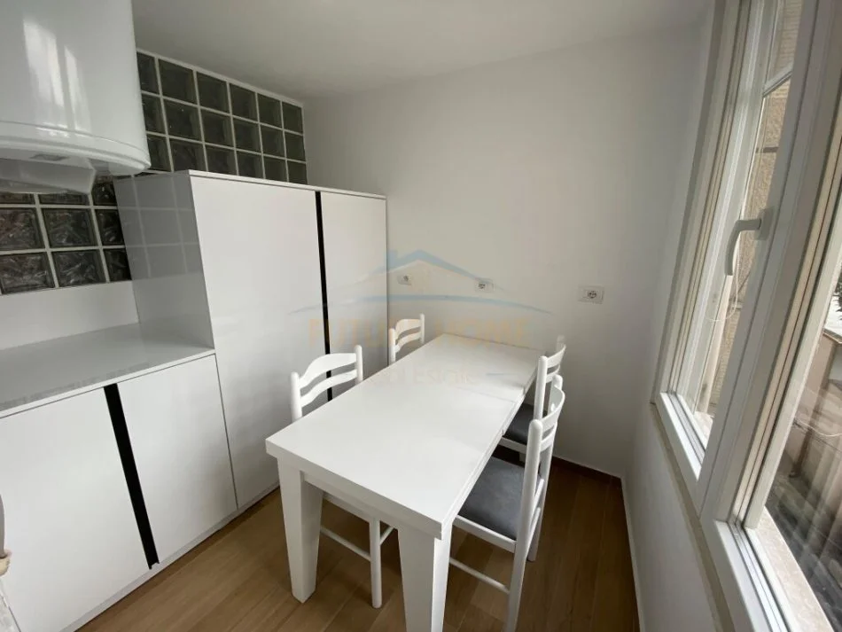Tirane, jepet me qera apartament 3+1 Kati 2, 110 m² 1.000 € (Bulevardi Zogu I)