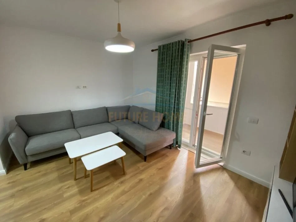 Tirane, jepet me qera apartament 3+1 Kati 2, 110 m² 1.000 € (Bulevardi Zogu I)