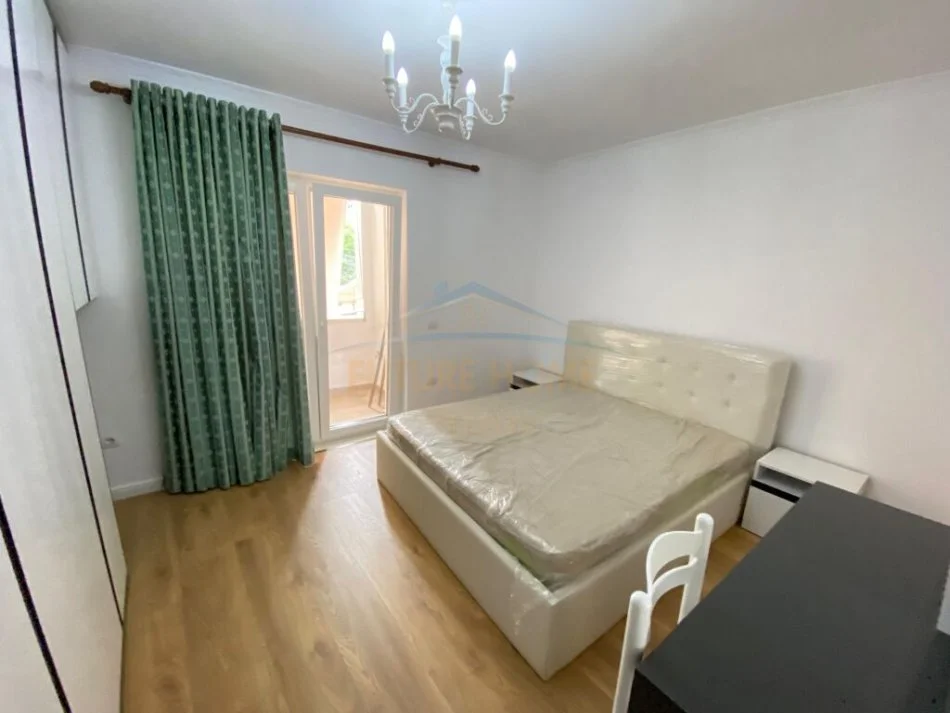 Tirane, jepet me qera apartament 3+1 Kati 2, 110 m² 1.000 € (Bulevardi Zogu I)