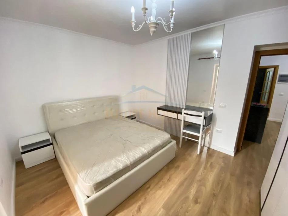 Tirane, jepet me qera apartament 3+1 Kati 2, 110 m² 1.000 € (Bulevardi Zogu I)