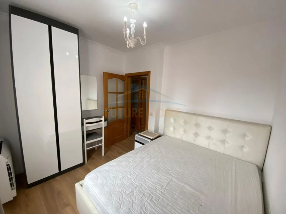 Tirane, jepet me qera apartament 3+1 Kati 2, 110 m² 1.000 € (Bulevardi Zogu I)