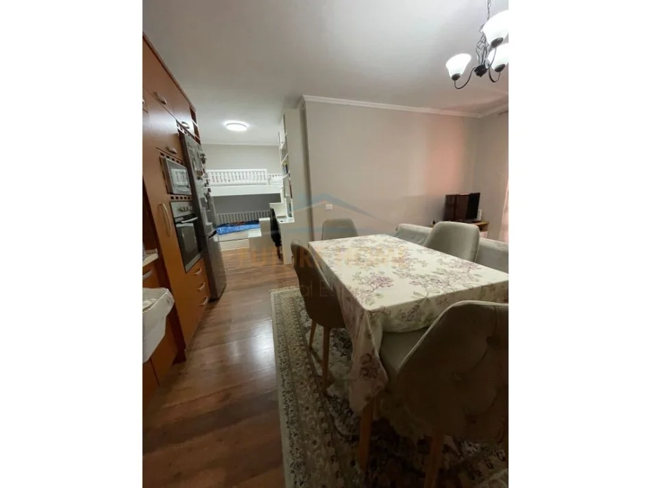 Tirane, jepet me qera 1+1 Kati 7, 77 m² 500 € (don bosko)