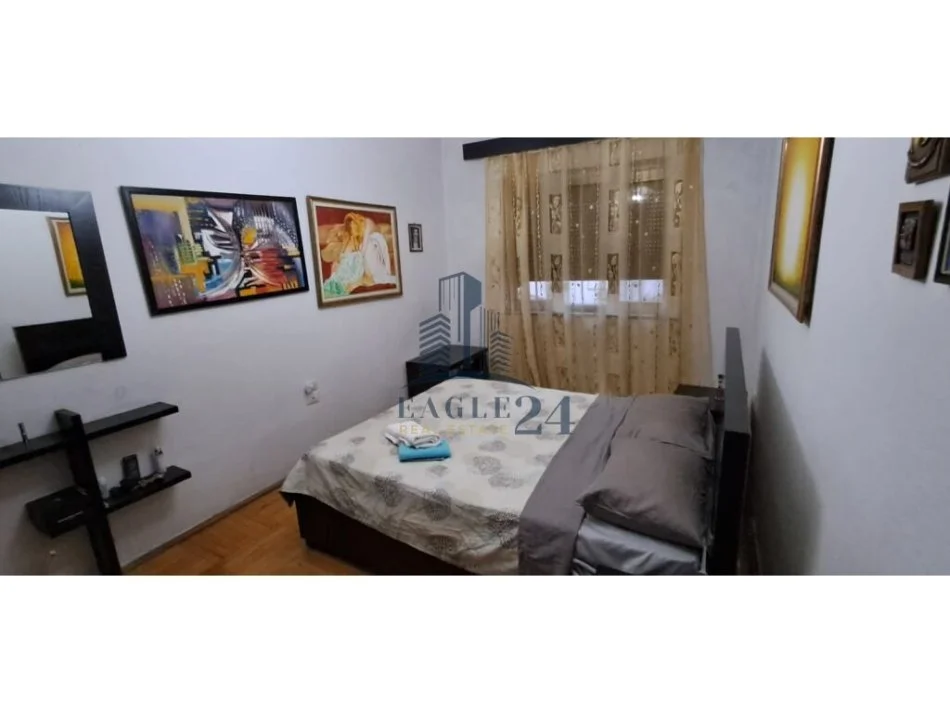 Tirane, jepet me qera apartament 3+1+Ballkon Kati 4, 120 m² 750 € (shkolla e kuqe)