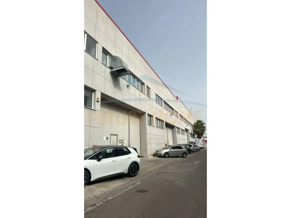 Durres, shitet garazh Kati 0, 4.118 m² 3.000.000.000 € (AUTOSTRADA TIRANE-DURRES)