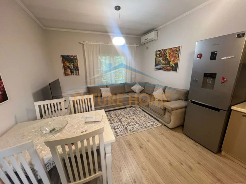 Tirane, jepet me qera apartament 2+1+Ballkon Kati 5, 150 m² 850 € (shallvaret)