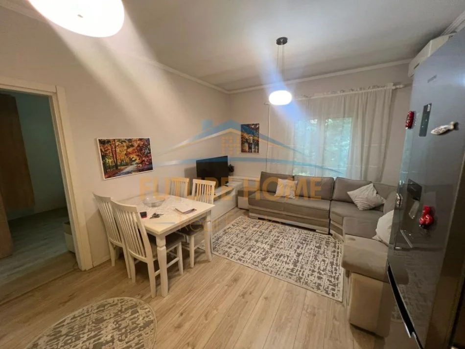Tirane, jepet me qera apartament 2+1+Ballkon Kati 5, 150 m² 850 € (shallvaret)