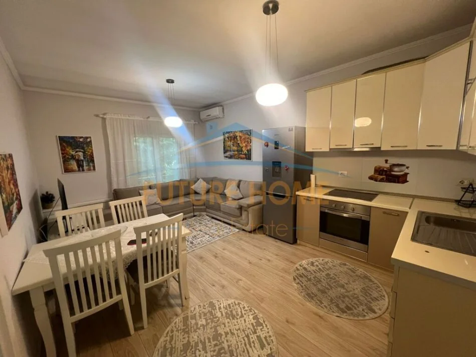 Tirane, jepet me qera apartament 2+1+Ballkon Kati 5, 150 m² 850 € (shallvaret)