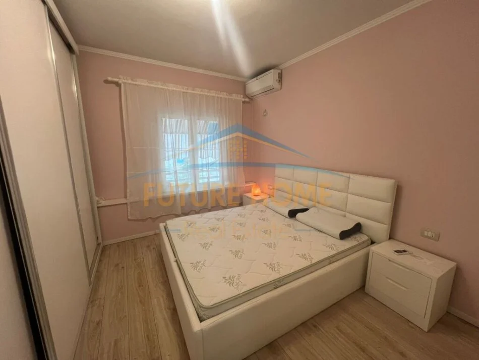 Tirane, jepet me qera apartament 2+1+Ballkon Kati 5, 150 m² 850 € (shallvaret)