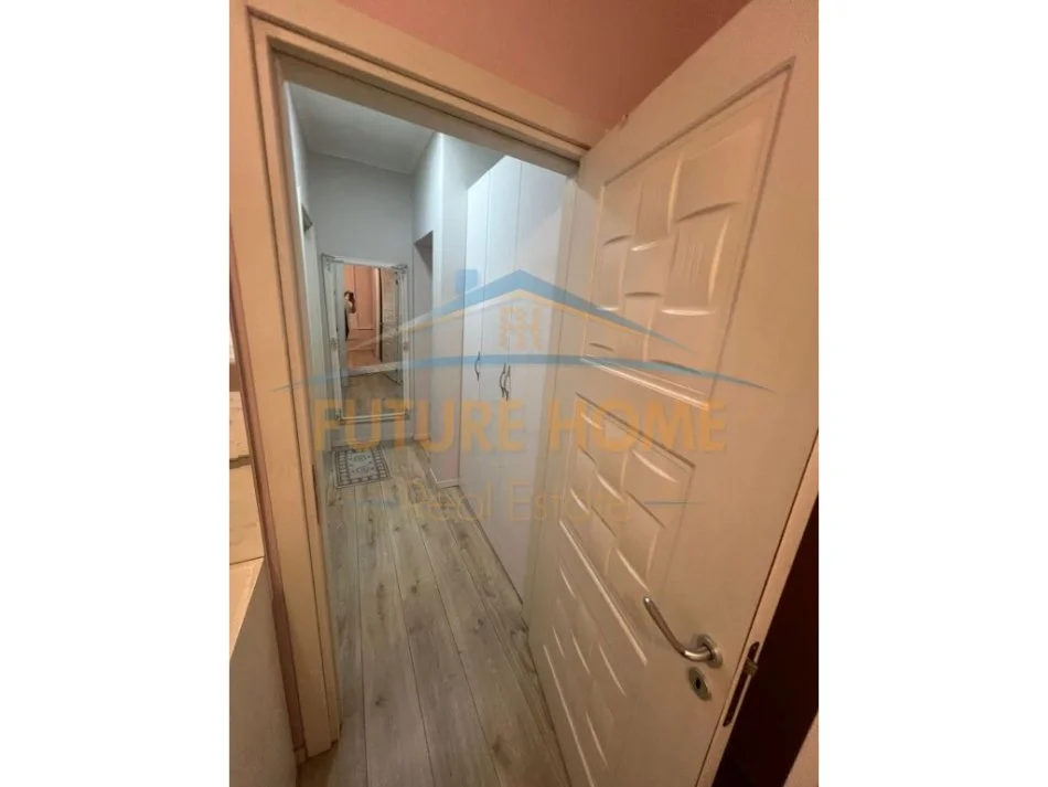 Tirane, jepet me qera apartament 2+1+Ballkon Kati 5, 150 m² 850 € (shallvaret)