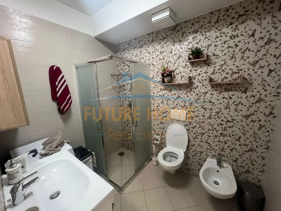 Tirane, jepet me qera apartament 2+1+Ballkon Kati 5, 150 m² 850 € (shallvaret)
