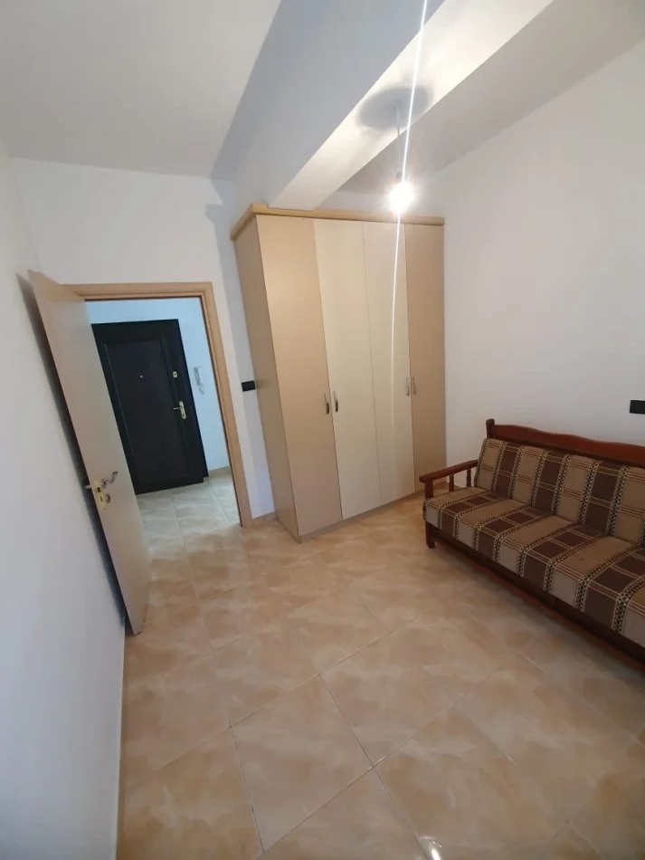 Tirane, jepet me qera apartament 3+1+Ballkon Kati 2, 112 m² 390 € (Shkolla Myslim Shima)