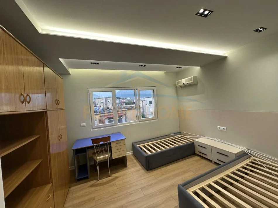 Tirane, jepet me qera apartament 2+1 Kati 5, 90 m² 650 € (Brryli)