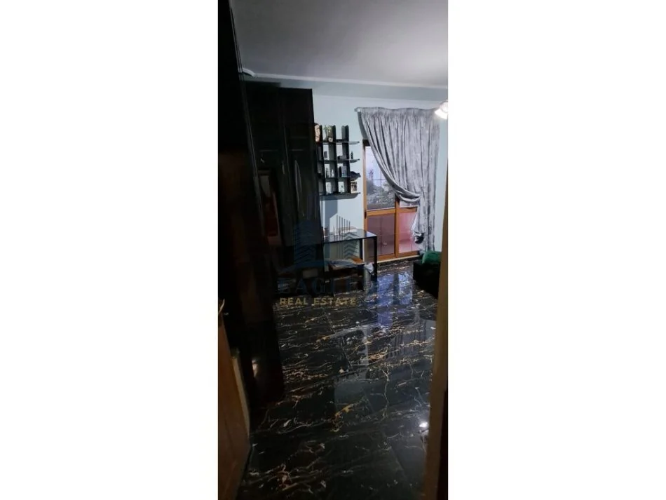 Tirane, jepet me qera apartament 3+1+Ballkon Kati 4, 120 m² 750 € (shkolla e kuqe)