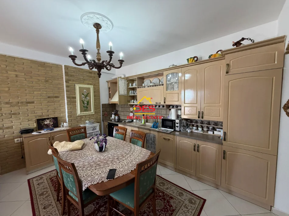 Vlore, shitet apartament 2+1+Ballkon Kati 3, 97 m² 128.000 € (Rruga Demokracia)