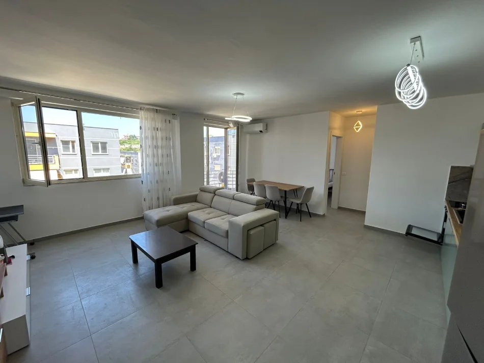 Tirane, jepet me qera apartament 1+1+Ballkon Kati 3, 83 m² 350 € (Kompleki Tom Doshit)