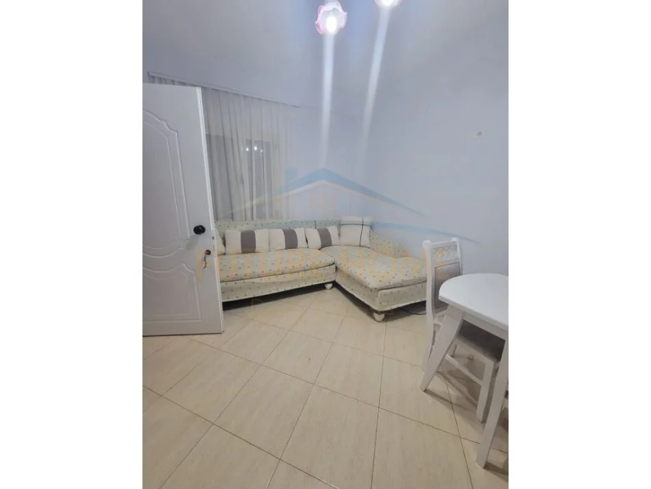 Tirane, jepet me qera 1+1 Kati 1, 50 m² 350 € (Porcelan)