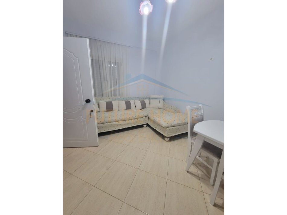 Tirane, jepet me qera apartament 1+1 Kati 1, 50 m² 350 € (Rruga e Kokonozeve)