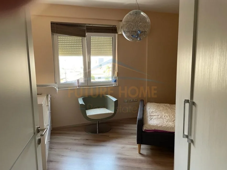 Tirane, jepet me qera apartament 2+1+POST PARKING Kati 4, 155 m² 800 € (Rruga Barrikadave)