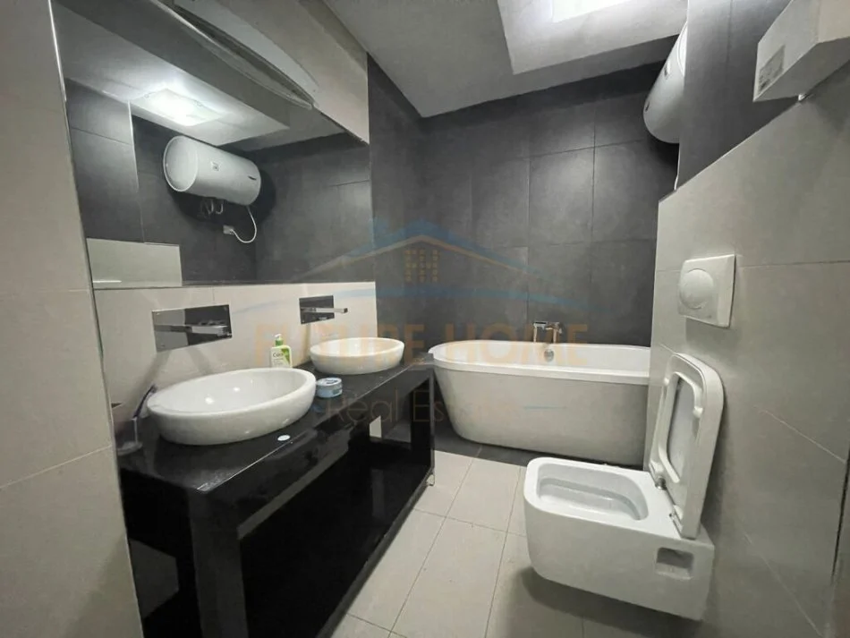 Tirane, jepet me qera apartament 2+1+POST PARKING Kati 4, 155 m² 800 € (Rruga Barrikadave)