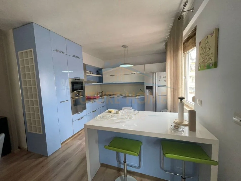 Tirane, jepet me qera apartament 2+1+POST PARKING Kati 4, 155 m² 800 € (Rruga Barrikadave)
