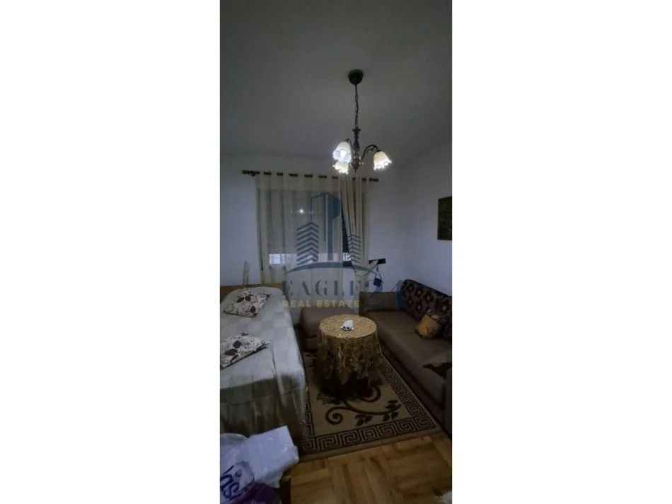Tirane, jepet me qera apartament 3+1+Ballkon Kati 4, 120 m² 750 € (shkolla e kuqe)
