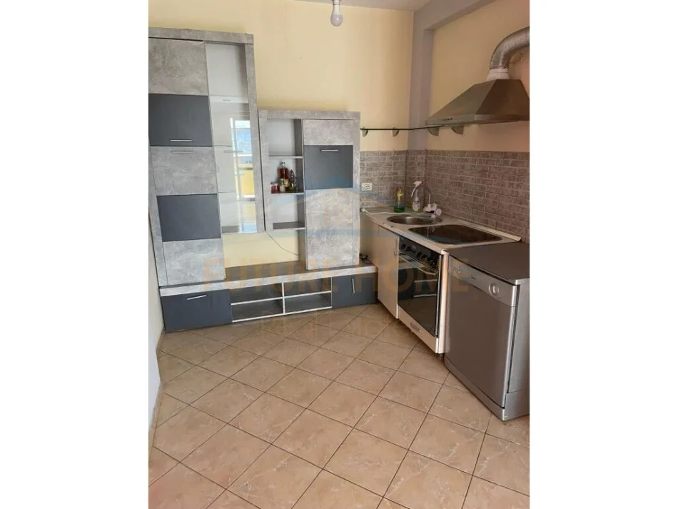Tirane, jepet me qera apartament 2+1 Kati 8, 100 m² 600 € (rruga e barrikadave)