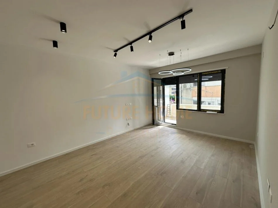 Tirane, shes apartament 2+1+Ballkon Kati 2, 113 m² 250.000 € (rruga qemal stafa)