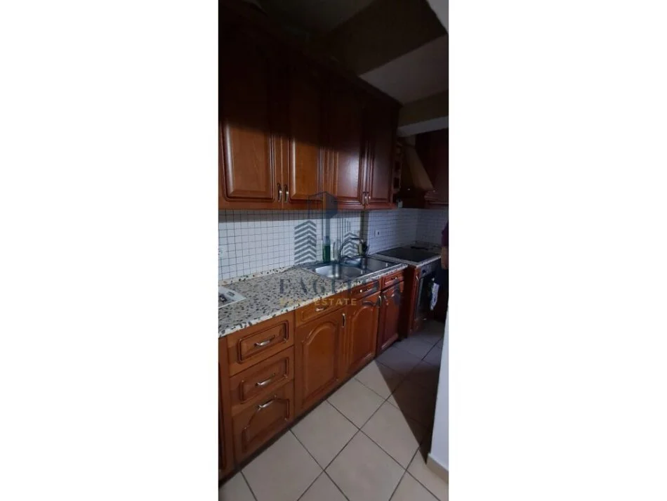 Tirane, jepet me qera apartament 3+1+Ballkon Kati 4, 120 m² 750 € (shkolla e kuqe)