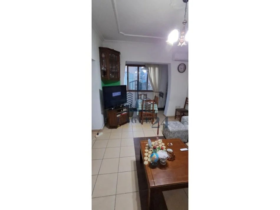 Tirane, jepet me qera apartament 3+1+Ballkon Kati 4, 120 m² 750 € (shkolla e kuqe)