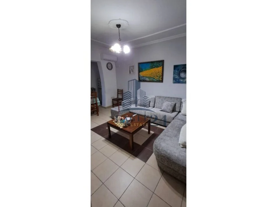 Tirane, jepet me qera apartament 3+1+Ballkon Kati 4, 120 m² 750 € (shkolla e kuqe)