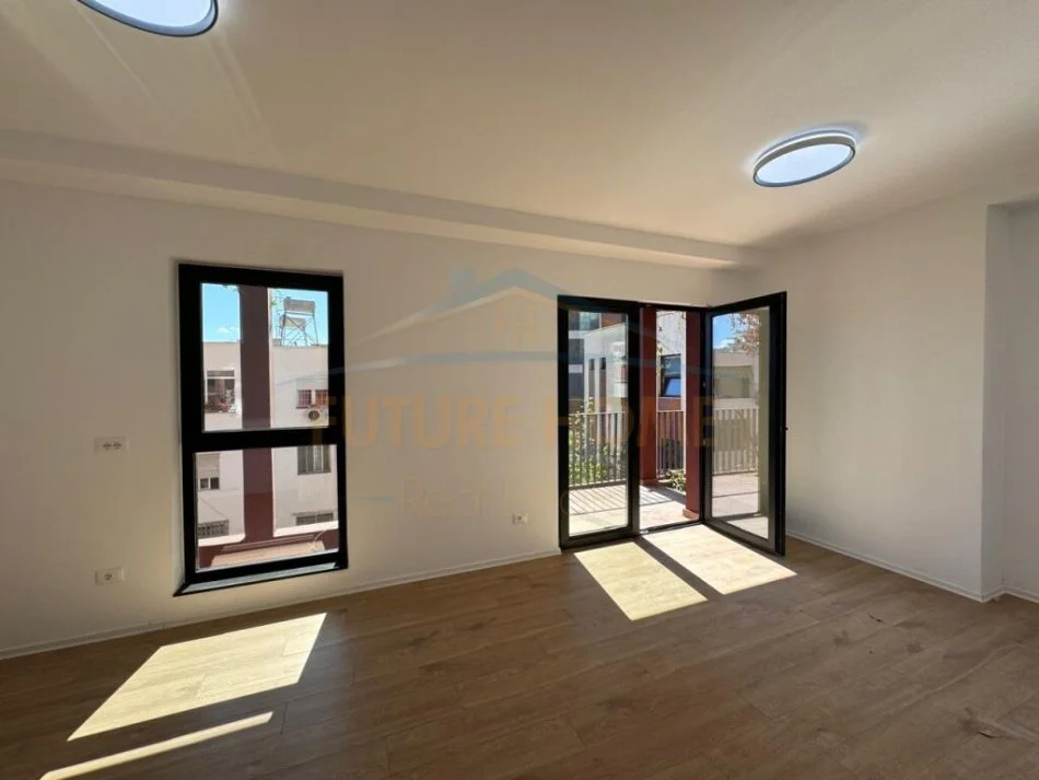 Tirane, jepet me qera zyre Kati 1, 100 m² 1.000 € (GARDEN BUILDING)