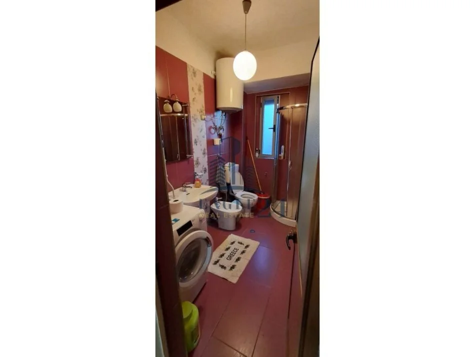 Tirane, jepet me qera apartament 3+1+Ballkon Kati 4, 120 m² 750 € (shkolla e kuqe)