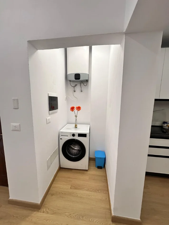 Tirane, jepet me qera apartament 2+1+Ballkon Kati 3, 80 m² 850 € (Gjimnazi Petro Nini Luarasi)
