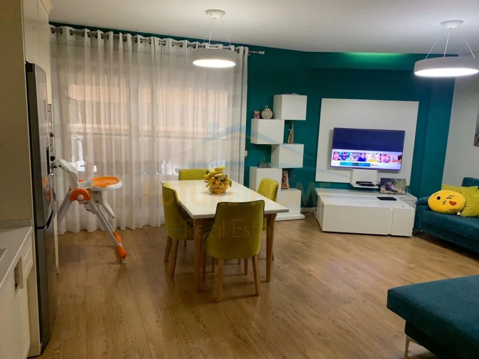 Tirane, jepet me qera apartament 2+1 Kati 2, 104 m² 900 € (21 DHJETORI)