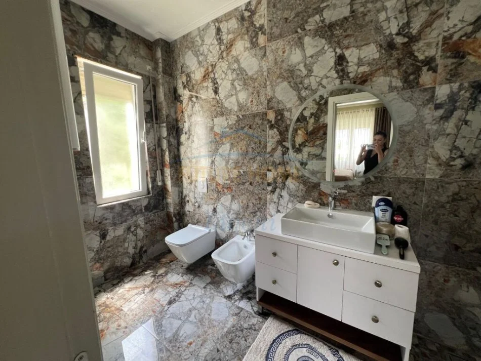 Tirane, shes apartament 2+1 Kati 1, 112 m² 210.000 € (Kopshti Botanik)