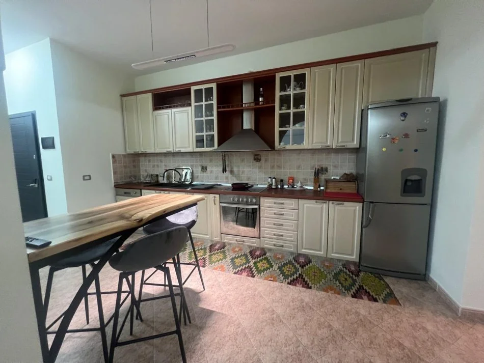 Tirane, jepet me qera apartament 2+1 Kati 4, 80 m² 900 € (Rruga Sulejman Delvina)