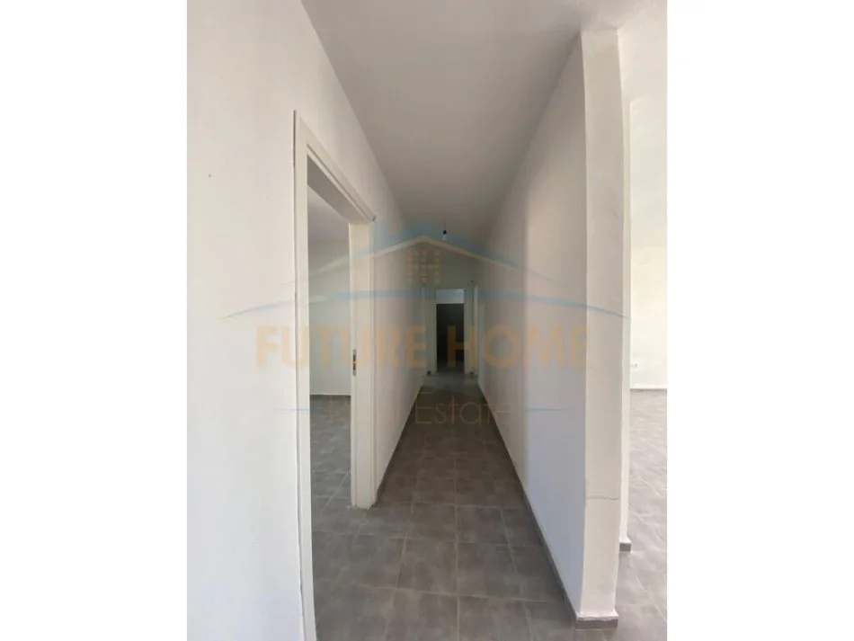 Durres, jepet me qera zyre Kati 3, 120 m² 300 € (Prane Spitalit Rajonal , Durres.)