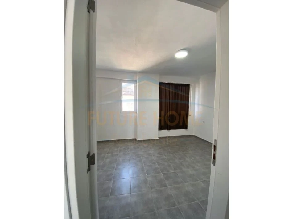 Durres, jepet me qera zyre Kati 3, 120 m² 300 € (Prane Spitalit Rajonal , Durres.)