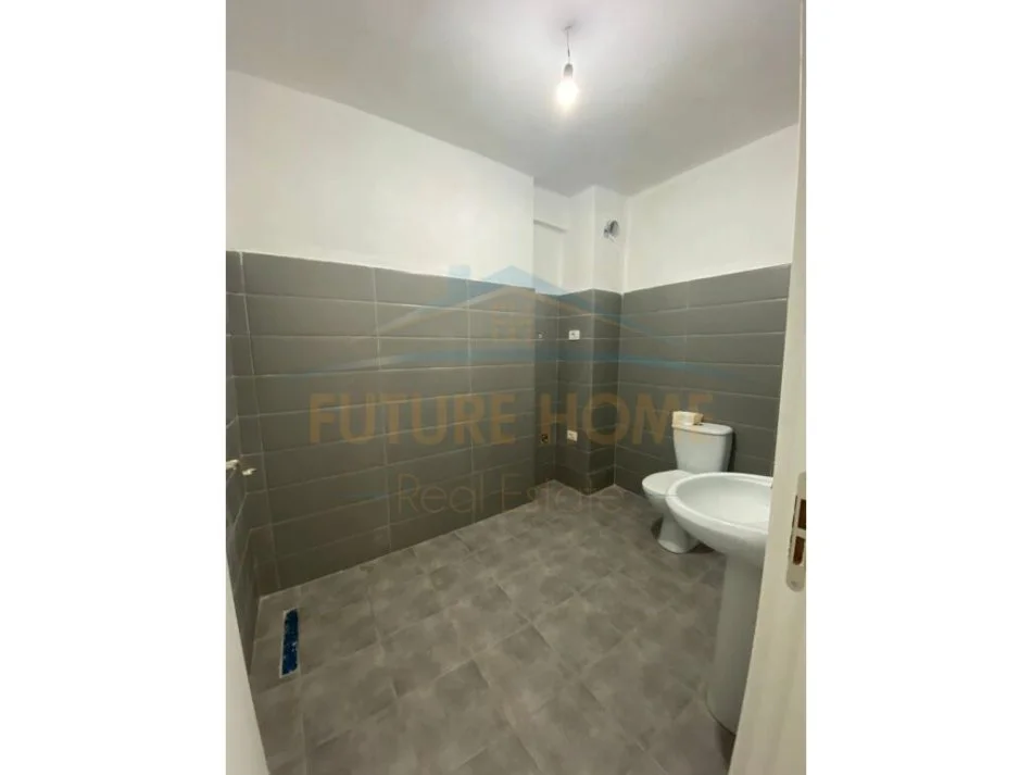 Durres, jepet me qera zyre Kati 3, 120 m² 300 € (Prane Spitalit Rajonal , Durres.)