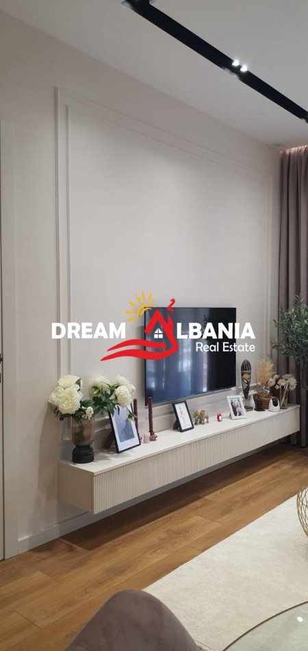 Tirane, jepet me qera apartament 1+1 , 75 m² 650 € (ish parku)