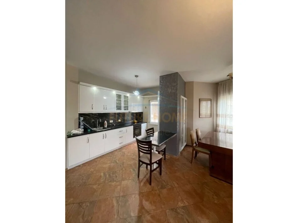 Tirane, jepet me qera apartament 2+1+Aneks+Ballkon Kati 4, 110 m² 600 € (RRUGA HAMDI SINA)