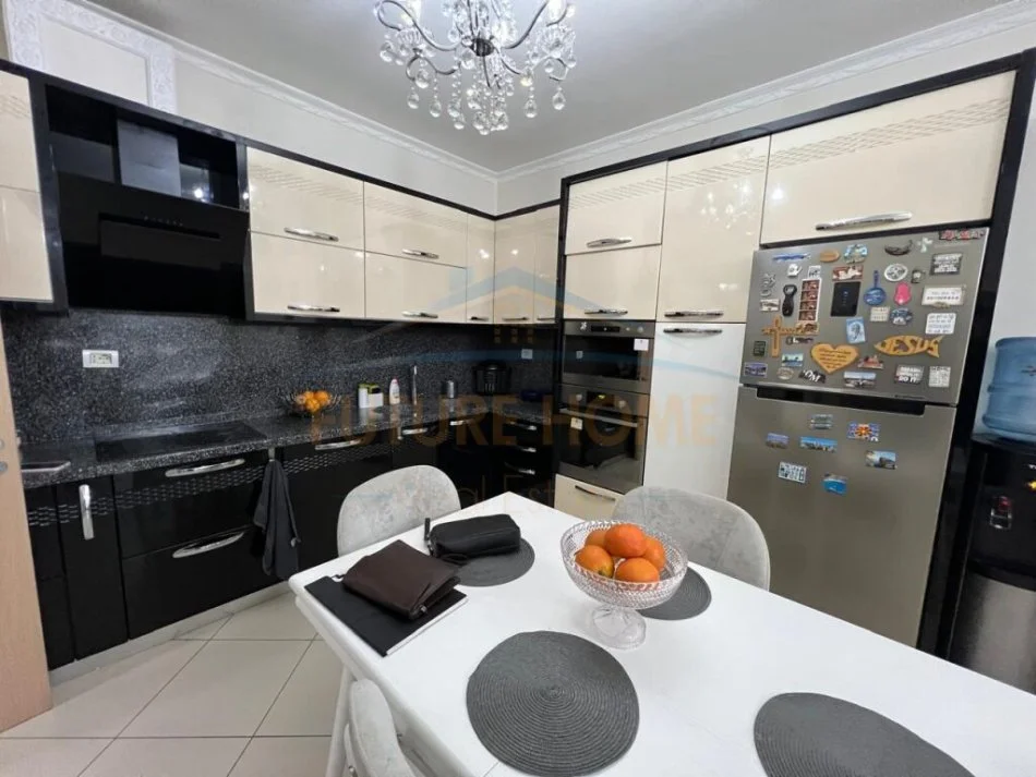 Tirane, shitet apartament 2+1 Kati 4, 122 m² 170.000 € (Unaza e Re)