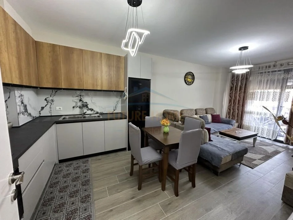 Tirane, jepet me qera apartament 1+1+Ballkon Kati 2, 90 m² 450 € (Rruga Sadik Petrela)